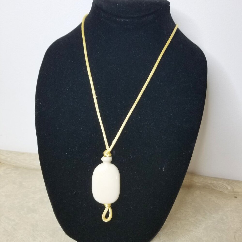 Vintage 1979 Avon "Tender Butterfly" Pendant Necklace - Picture 4 of 5